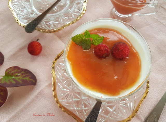 Panna cotta de yogur con coulis de madroños