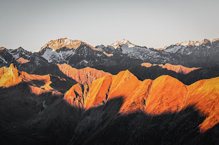 Fondo de pantalla de Paisaje de montañas marrones como dunas y un cielo grisaseo