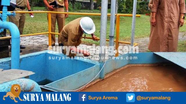 Limbah salah satu Pabrik Gula di Malang sedang disidak karena laporan warga akan tercemarnya air kali metro (suryamalang.tribunnews.com)