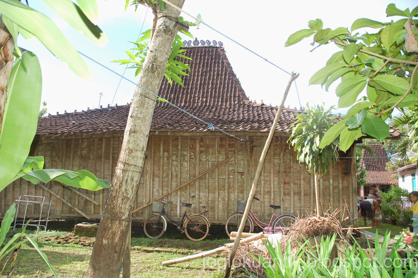 JOGLO UKIR TUMPANG SARI KUNO JAMAN  BELANDA  JUAL RUMAH  