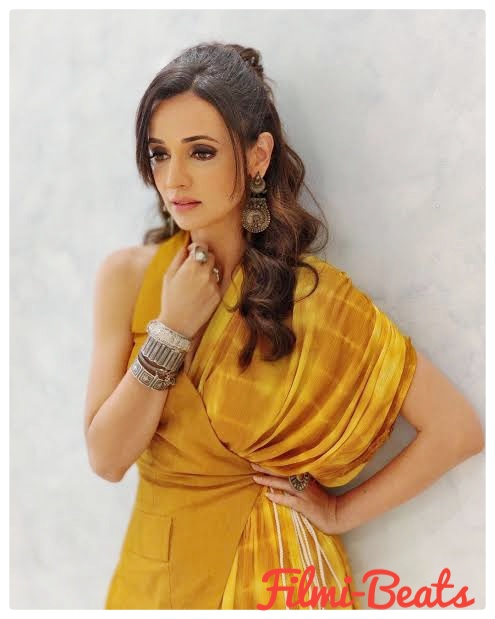 Sanaya Irani Biography and wallpapers