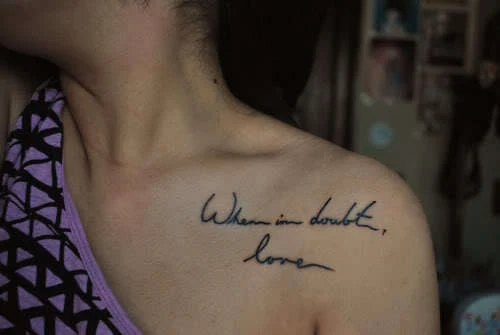 chica con una frase tatuada, tatuajes de frases y letras en mujeres