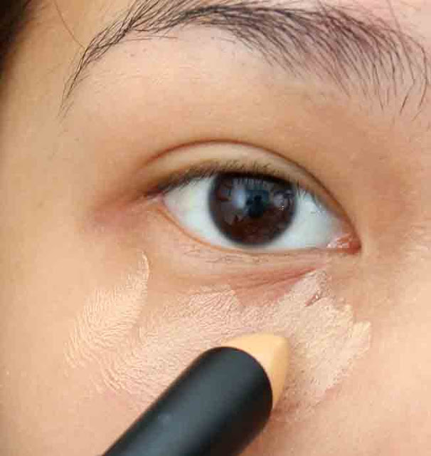 a photo on how to use REvlon PHotoReady Concealer Review in shade Light Medium
