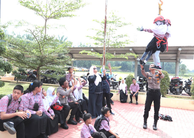 Kapolda Sumut Berbaur Dengan Anak Berkebutuhan Khusus Bermain Ditaman Sabhara