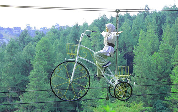 Selfie Sepeda Gantung di Dago Dreampark