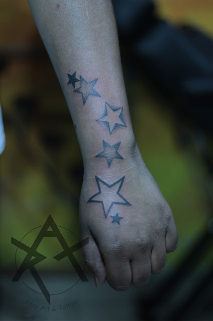 Tatuaje de estrellas black and grey tattoo