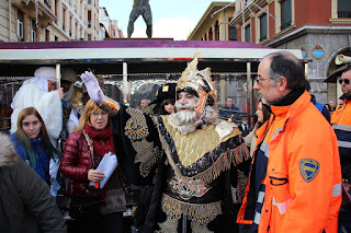 Cientos de personas dan la bienvenida a los Reyes