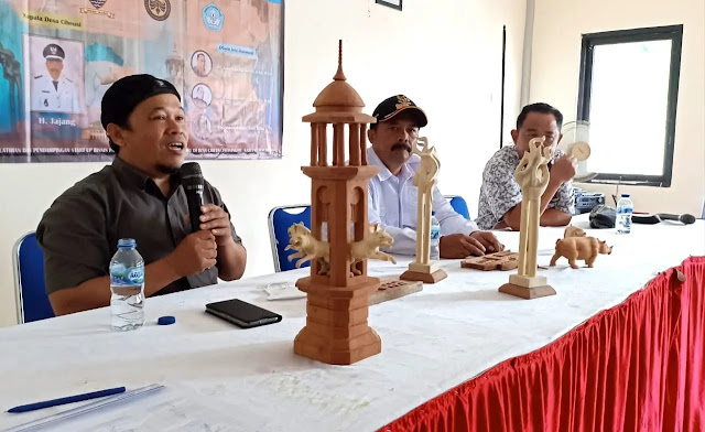 Revitalisasi Perajin Patung Souvenir Desa Cibeusi, Jatinangor Pasca Masa Pandemi Covid-19