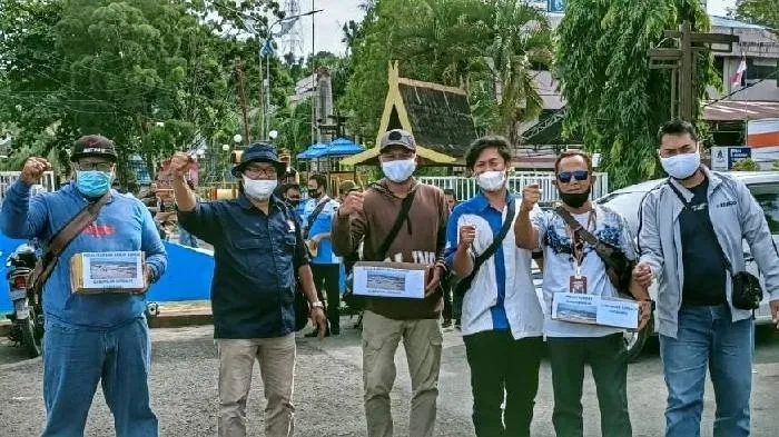 Puluhan jurnalis di Bumi Saijaan turun ke jalan, Selasa (19/1) pagi tadi. Mereka melakukan aksi penggalangan dana untuk korban banjir yang melanda beberapa wilayah di Kalsel