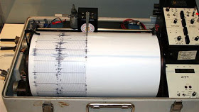 Komar Chucky Cara  Kerja  Alat Pendeteksi Gempa dan Tsunami 