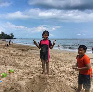 Bersantai di Pantai Batu Layar.