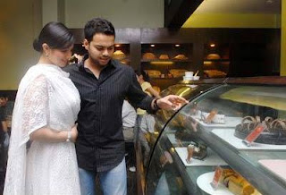 Ayesha takia with her Boyfriend Farhan 