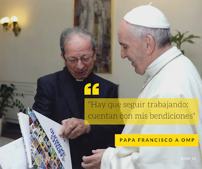 Anastasio Gil director de OMP España le enseña al Papa Los carteles del Domund