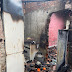 Casa fica destruída após ser atingida por incêndio, em Juazeiro