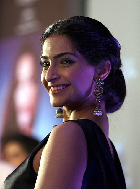 Sonam Kapoor sexy look in Saree + other HQ Unwatermarked pics