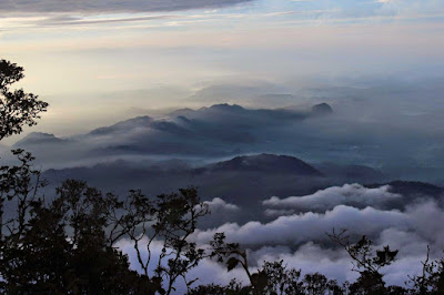 yang berada di provinsi Jawa Barat banyak mempunyai tempat wisata terkenal dan menarik untuk 10 TEMPAT WISATA GARUT PALING POPULER