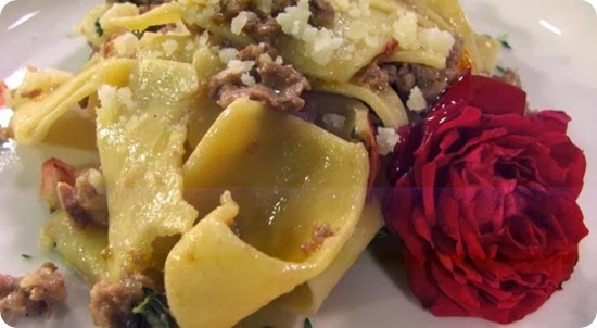 Maltagliati alla salsiccia di Bra, castelmagno e fiorellini di campo