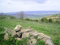 Εικόνα 2. Συσσωρευμένες πέτρες (ορόσημο) και στο βάθος τα Δουμπιά