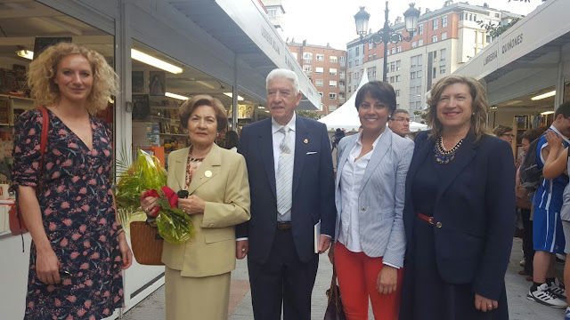 Las concejalas de Ciudadanos en Ponferrada (Léon) Rosa Luna y Ruth Santín en la inauguración de la Feria de Libro