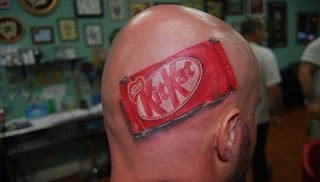 Tatuaje de chocolate Kit Kat en la cabeza