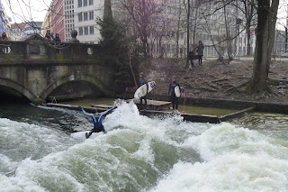 Surf en el río Eisbach.