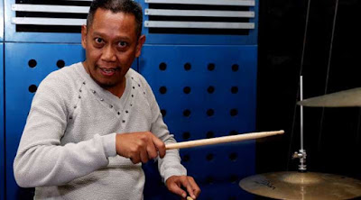 Biografi Tukul Arwana  Biodata  Nama Populer : Tukul Arwana  Nama Lain : Tukul  Nama Asli : Tukul Riyanto  Tempat Lahir : Semarang  Tanggal Lahir :16-10-1963  Zodiak : Libra  Pekerjaan : Pelawak, Presenter,Bintang Iklan  Biografi                           Tukul Arwana, bernama asli Tukul Riyanto adalah pelawak asal Perbalan, Purwosari, Semarang, kelahiran 16 Oktober, 1963 . Pada waktu muda, Tukul sering tampil melucu di panggung tujuh-belas agustusan, dan Tukul pernah mencari nafkah sebagai sopir omprengan di Semarang. Tukul hijrah ke Jakarta atas ajakan temannya Joko Dewo dan Tony Rastafara. Lontang-lantung di kontrakan di bilangan Blok S Jakarta Selatan Tukul banyak dibantu Joko Dewo dan Tony Rastafara untuk kebutuhan sehari-hari.  Dalam keadaan ekonomi yang pas-pasan, Tukul menikah dengan gadis berdarah Padang bernama Susi dan mempunyai anak semata wayang, bernama Vita. Setelah menikah, Tukul dan keluarga tinggal di sebuah kontrakan di daerah Cipete Utara. Sampai akhirnya Tukul melamar kerja di Radio Humor SK dan bekerja di sana bersama rekan pelawak yang lain seperti Bagito, Patrio, Ulfa dan lain lain, setelah sebelumnya sempat menjadi sopir pribadi untuk menafkahi keluarganya. Nasib mujur Tukul semakin mengental ketika diajak main Lenong Rumpi oleh Ramon Tommybens. Dan titik balik karir Tukul mencuat ketika menjadi pendamping Joshua di video 