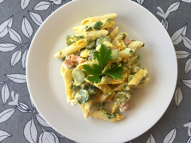 Ensalada de pasta alemana: pepinillos, jamón y huevo