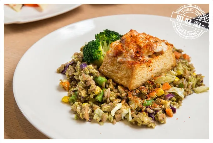 73階蔬食咖啡豆腐盅佐青醬松子蛋炒飯