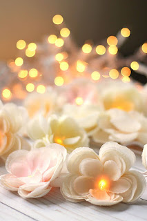 Guirnalda floral con luces