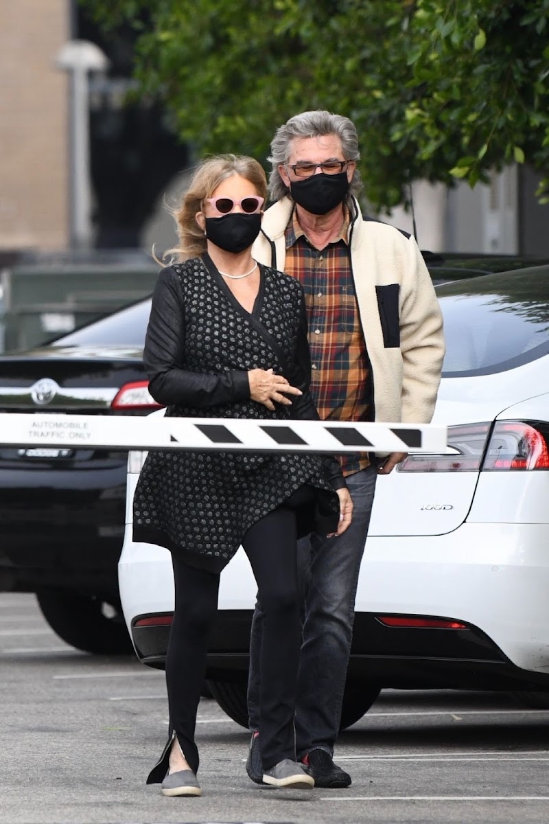 Goldie Hawn and Kurt Russell Out for Lunch in Santa Monica  19 Nov-2020