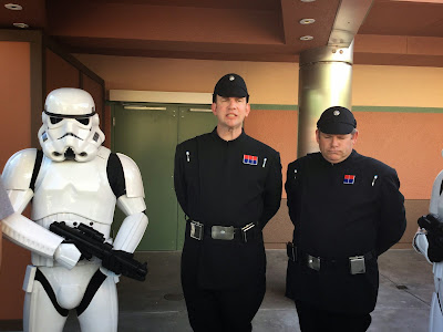 stormtroopers e oficiais do império no evento star wars weekends no hollywood studios