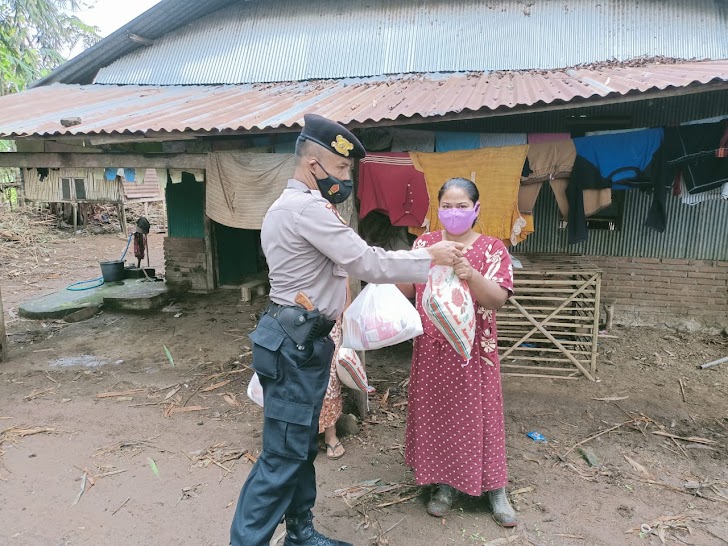 Kasat Sabhara Polres Takalar Bagikan Sembako ke Warga Terdampak Covid-19