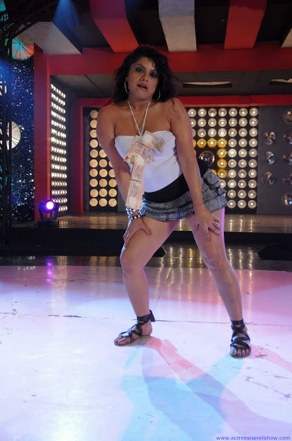 Tamil Actress Swathika varma Hot Navel Show