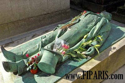 مقبرة بير لاشيز Père Lachaise Cemetery  أكبر مقبرة في باريس