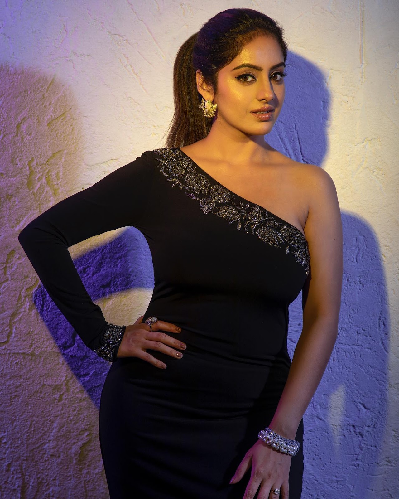 Deepika singh curvy tight dress tv actress