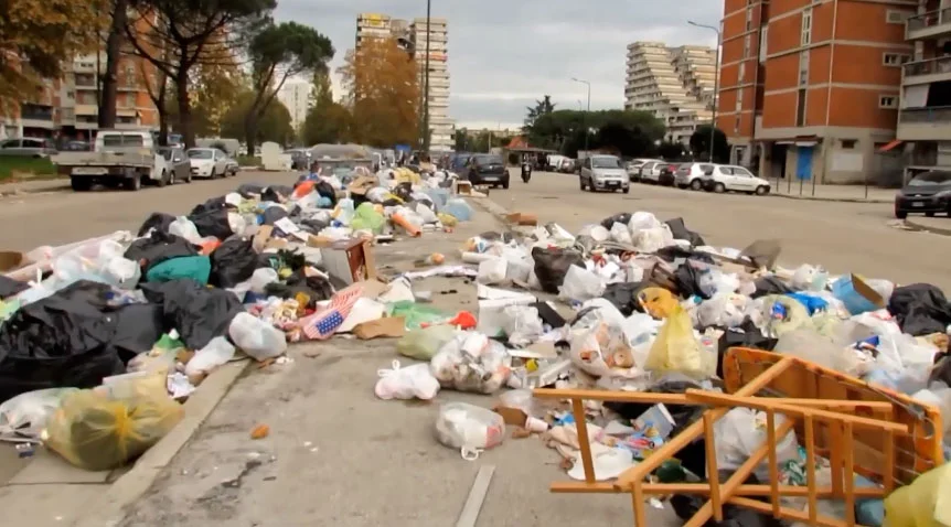 Cumulo di rifiuti a Scampia