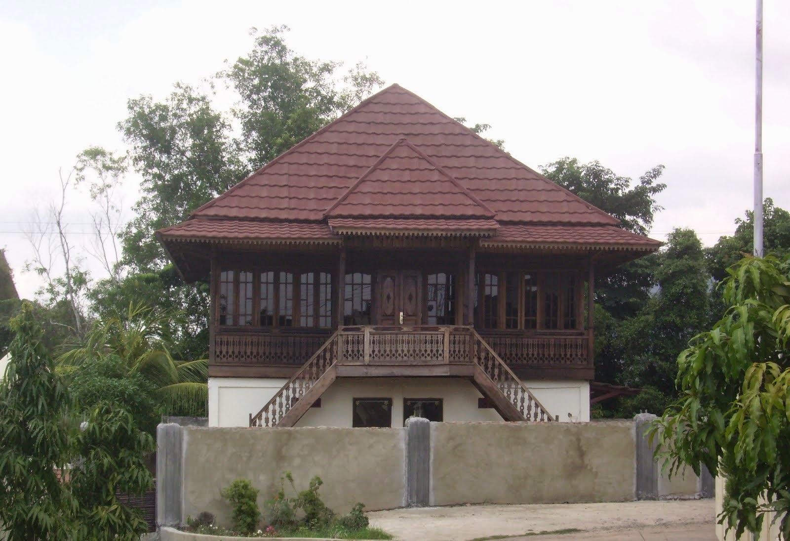 Desain Khas Rumah Panggung Minimalis Dominasi Kayu