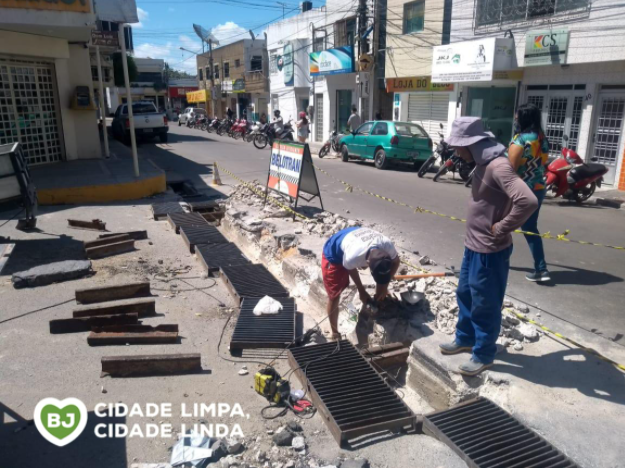 PREFEITURA MUNICIPAL REALIZA REPAROS EM CANALETA NA PRAÇA DOS CORREIOS E NO SANEAMENTO BÁSICO DE BELO JARDIM