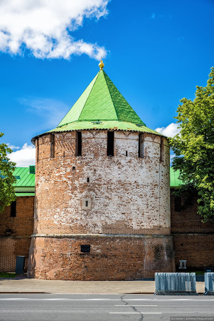 Круглая башня кремля с зеленой крышей