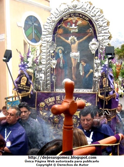 Foto de la Hermandad del Señor de los Milagros cargando el Anda por Jesus Gómez