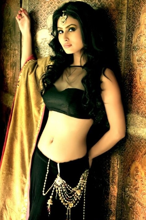 mouni roy navel saree hot bollywood actress