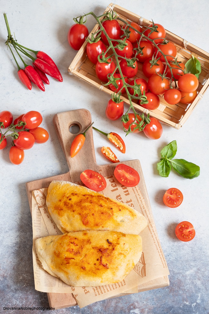 Calzoni con filetto di pomodori, olive e mozzarella