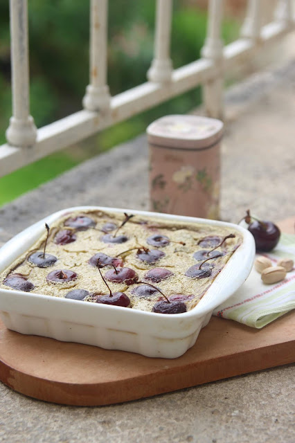 Cuillère et saladier : Clafoutis de cerises à la pistache (vegan)