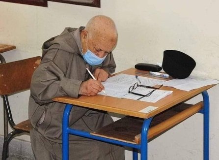 صورة تدعو للفخر لمترشح مغربي لامتحانات الباكالوريا تجوب العالم