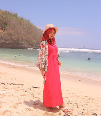 outfit hijab saat ke pantai, pilihan warna baju dan pakaian. Gaya berfoto saat di pantai. outfit pantai instagrammable