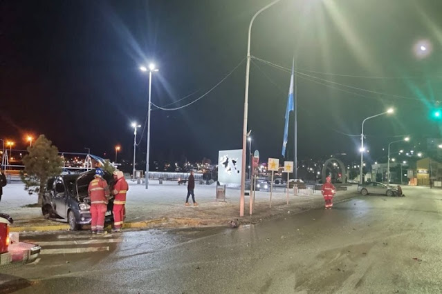 Triple choque en Ushuaia frente a la plaza Malvinas Argentinas