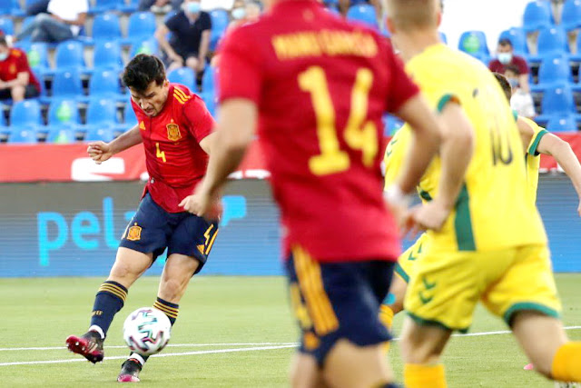 Hugo Guillamón remata para marcar el primer gol español. ESPAÑA 4 LITUANIA 0. 08/06/2021. Partido internacional amistoso. Leganés, Madrid, estadio de Butarque. GOLES: 1-0: 3’, Hugo Guillamón. 2-0: 23’, Brahim Díaz. 3-0: 53’, Miranda, de tiro libre directo. 4-0: 71’, Javi Puado.