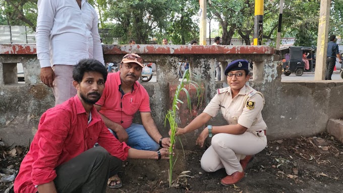 टाउन थाना परिसर में युवा क्रांति रोटी बैंक व जंगल प्लानेट ने पौधारोपण कर दिया पर्यावरण संरक्षण का संदेश