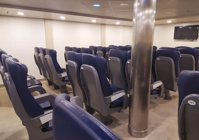 Los incómodos asientos del ferry a Cerdeña
