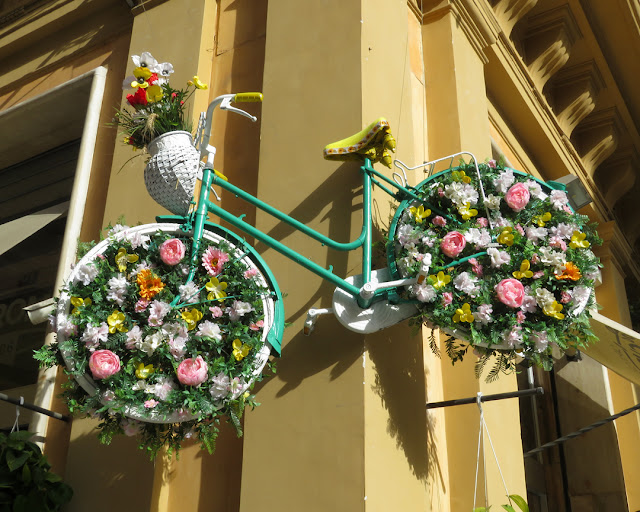 Floral bike, Bistrot Già Roma 1886, Via del Tritone, Rome, May 2019
